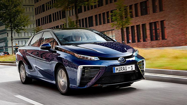 Седан Toyota Mirai добрался и до европейского рынка