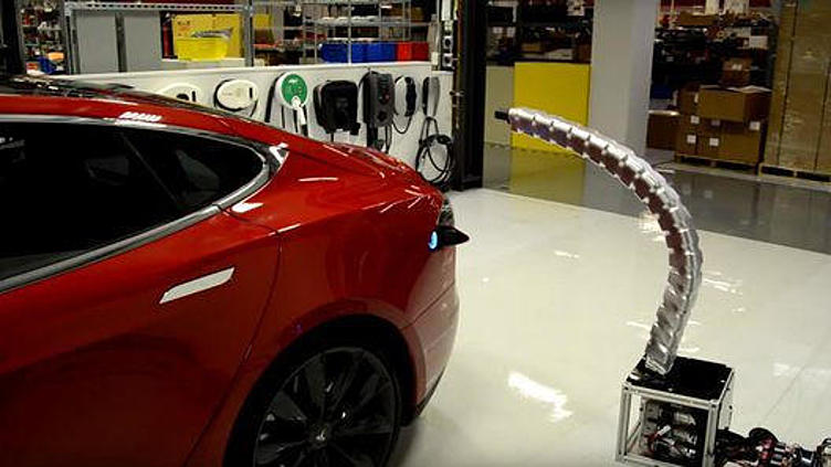 Tesla придумала змею-заправщика Tesla придумала змею-заправщика