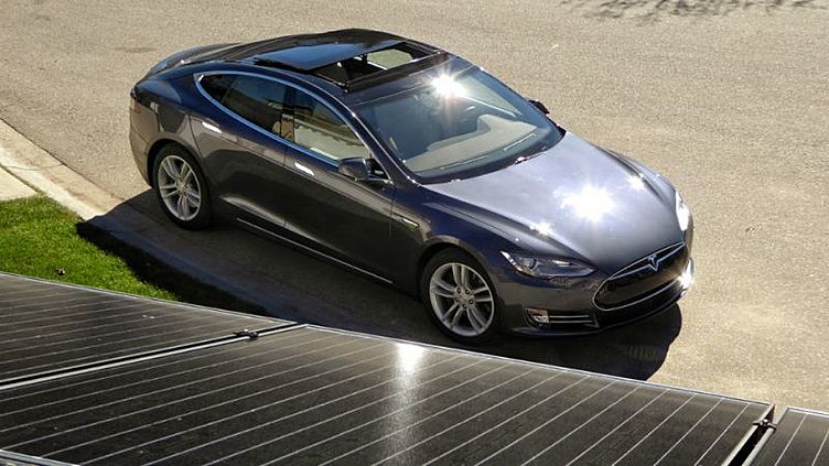 Tesla создала «солнечную крышу» для подзарядки электрокаров Tesla создала «солнечную крышу» для подзарядки электрокаров