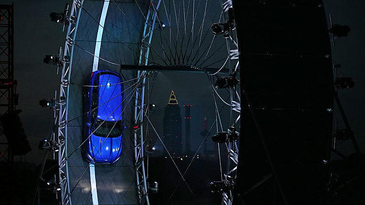 Первый кроссовер Jaguar проехал 19-метровую мертвую петлю Первый кроссовер Jaguar проехал 19-метровую мертвую петлю