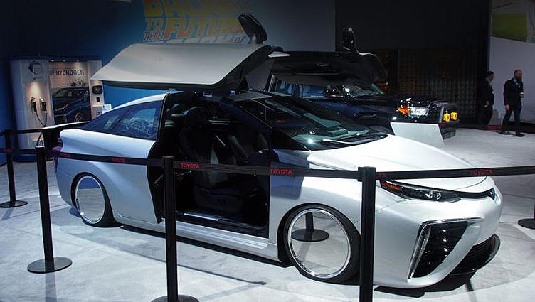 Фирма Toyota развлекла публику седаном Mirai Back To The Future Фирма Toyota развлекла публику седаном Mirai Back To The Future