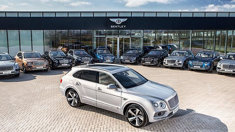 Bentley Bentayga передали первым владельцам