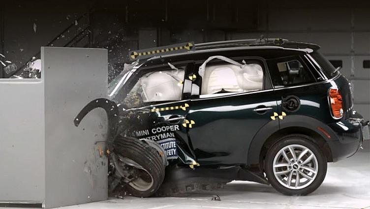 Кроссовер Mini Countryman выиграл новый раунд краш-тестов Кроссовер Mini Countryman выиграл новый раунд краш-тестов