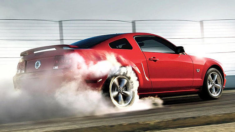 Новый Mustang поможет водителю отчаянно подымить резиной Новый Mustang поможет водителю отчаянно подымить резиной