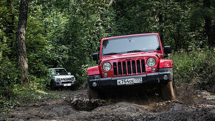 Suzuki Jimny и Jeep Wrangler на бездорожье Suzuki Jimny и Jeep Wrangler на бездорожье