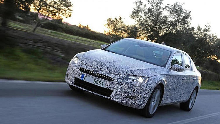 Skoda дразнит первыми изображениями нового Superb