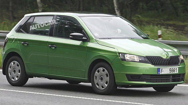 Новая Skoda Fabia появилась на дорогах перед дебютом в Париже Новая Skoda Fabia появилась на дорогах перед дебютом в Париже