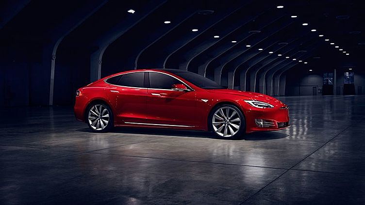 Топовый Tesla Model S признали экокаром с наибольшим запасом хода