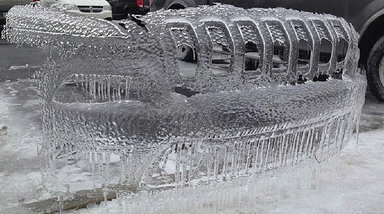 Jeep Cherokee и ледяной дождь стали соавторами скульптуры Jeep Cherokee и ледяной дождь стали соавторами скульптуры