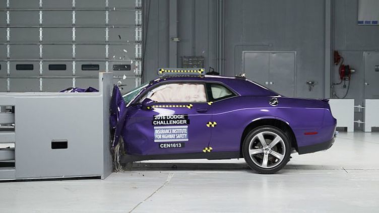 Dodge Challenger провалил краш-тест IIHS Dodge Challenger провалил краш-тест IIHS