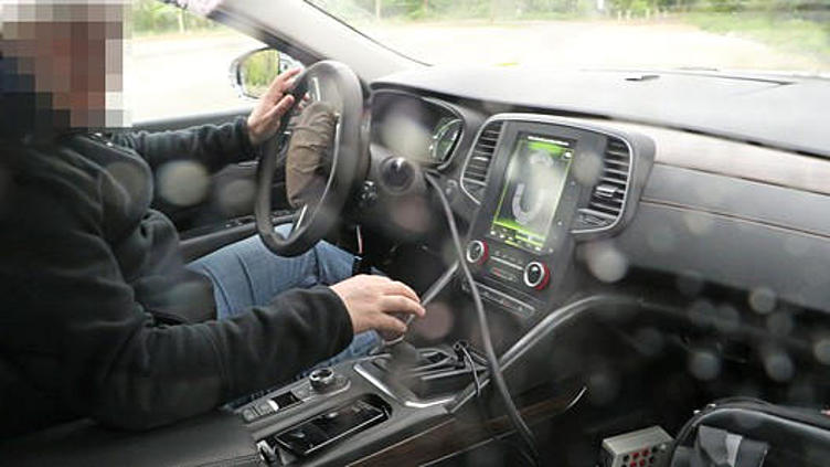 Новая Renault Laguna получит интерьер в стиле Tesla Новая Renault Laguna получит интерьер в стиле Tesla