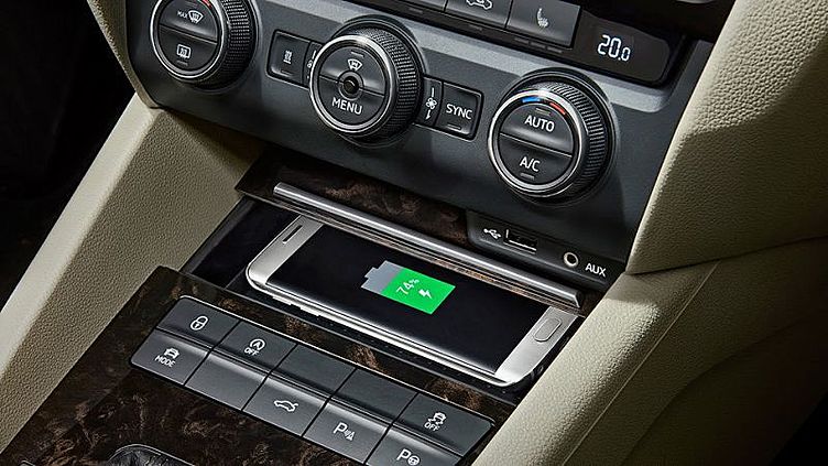 Skoda Superb и Octavia получат беспроводную зарядку смартфонов Skoda Superb и Octavia получат беспроводную зарядку смартфонов