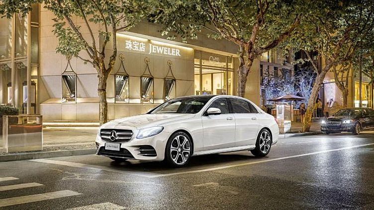 «Мерседес» сделал для китайцев E-Class с планшетом в подлокотнике