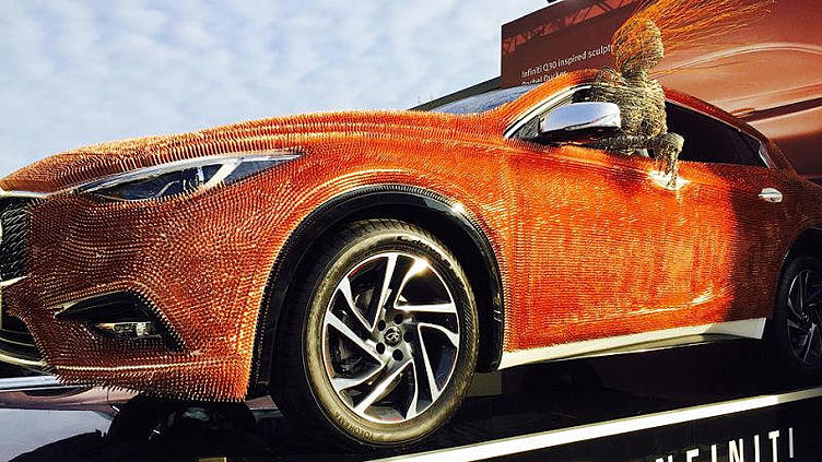 Infiniti Q30 обклеили 48 тысячами гвоздей Infiniti Q30 обклеили 48 тысячами гвоздей
