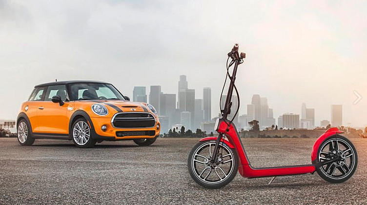 MINI создал забавный гибридный самокат MINI создал забавный гибридный самокат