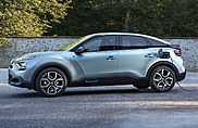 Французский автопроизводитель Citroen опубликовал первые изображения модели C4 нового поколения. Она будет представлена в двух версиях: с традиционным бензиновым и дизельным двигателем, а также с электромотором. 