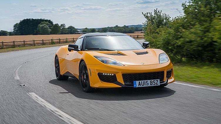 Спорткар Lotus Evora получил подстаканник