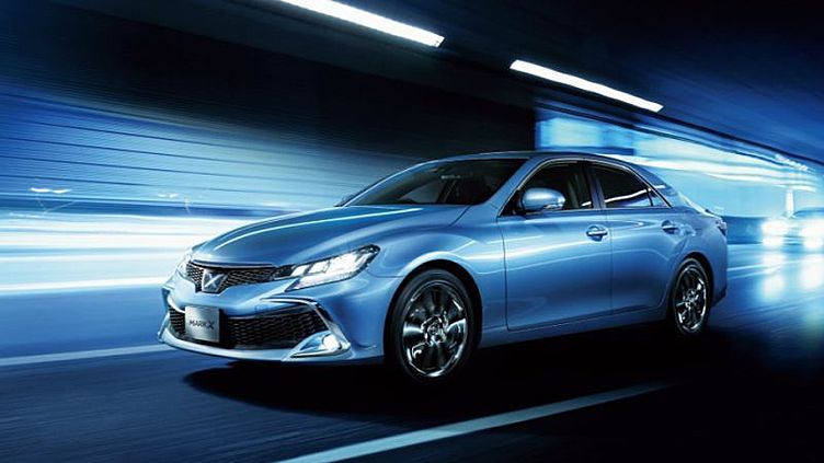 Седан Toyota Mark X научился распознавать пешеходов Седан Toyota Mark X научился распознавать пешеходов