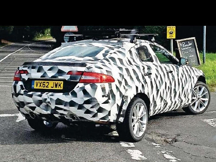 Первый в истории кроссовер Jaguar попался фотошпионам Первый в истории кроссовер Jaguar попался фотошпионам