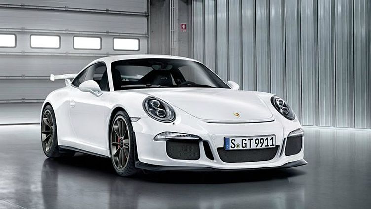 В Porsche оставили под капотом суперкара 911 GT3 послание «Акуре»