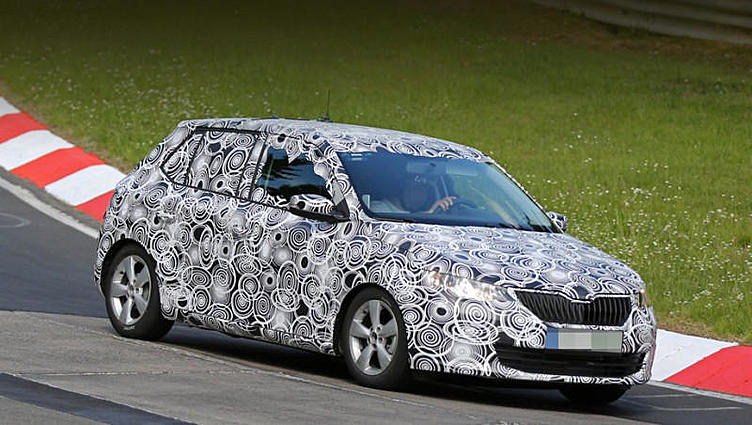 Новый хэтчбек Skoda Fabia сбросит камуфляж осенью Новый хэтчбек Skoda Fabia сбросит камуфляж осенью