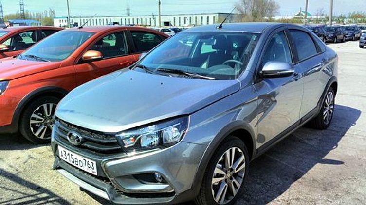 Первые товарные седаны Lada Vesta Cross замечены у дилеров