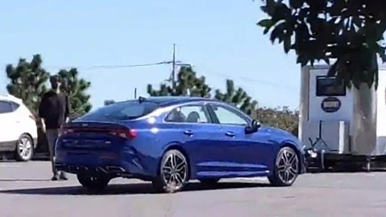 Будущий Kia Optima поймали на фотосессии без камуфляжа Будущий Kia Optima поймали на фотосессии без камуфляжа