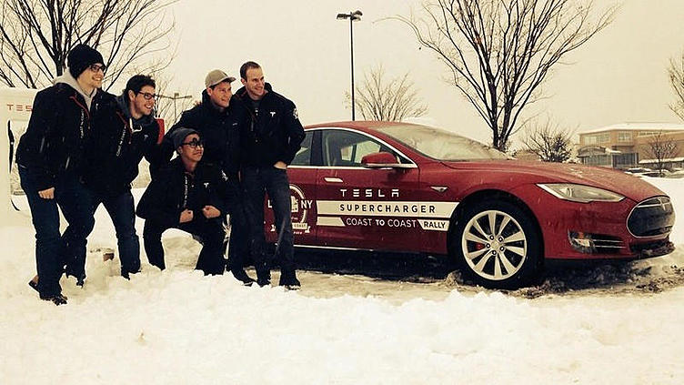 Рекордсмены из Tesla проехались по США быстро и бесплатно Рекордсмены из Tesla проехались по США быстро и бесплатно