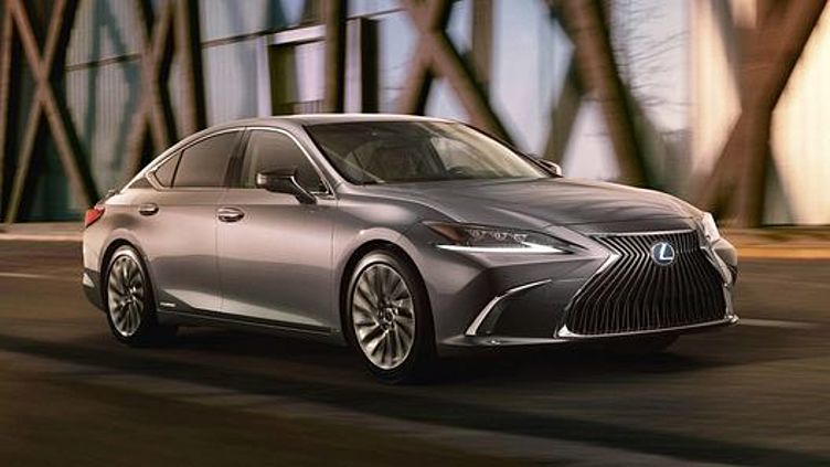 Lexus почти рассекретил новый седан ES