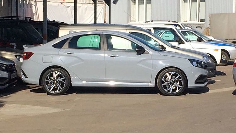 Lada Vesta Sport сфотографировали на дилерской стоянке Lada Vesta Sport сфотографировали на дилерской стоянке