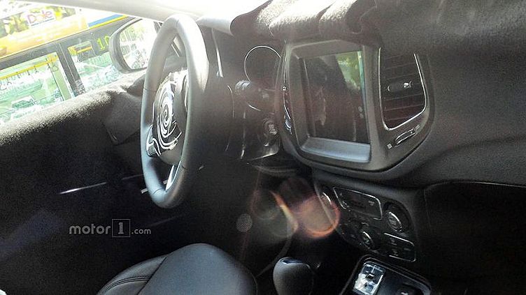 Шпионы сфотографировали интерьер нового Jeep Compass