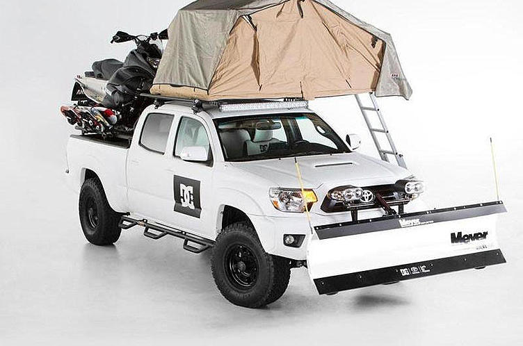 Toyota построила пикап с палаткой на крыше