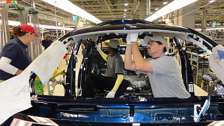 Toyota заменит часть роботов на людей при сборке машин Toyota заменит часть роботов на людей при сборке машин