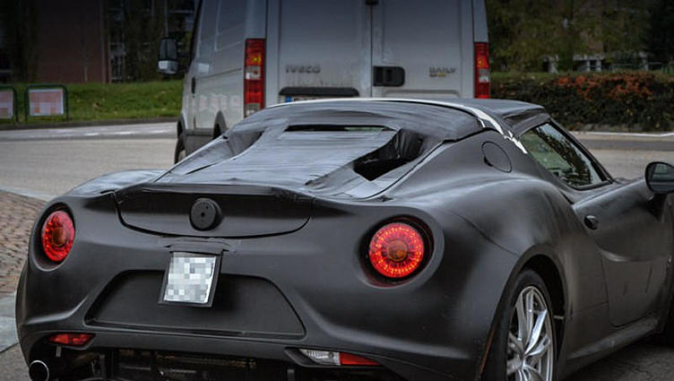 Фотошпионы впервые отсняли модель Alfa Romeo 4C Spider Фотошпионы впервые отсняли модель Alfa Romeo 4C Spider