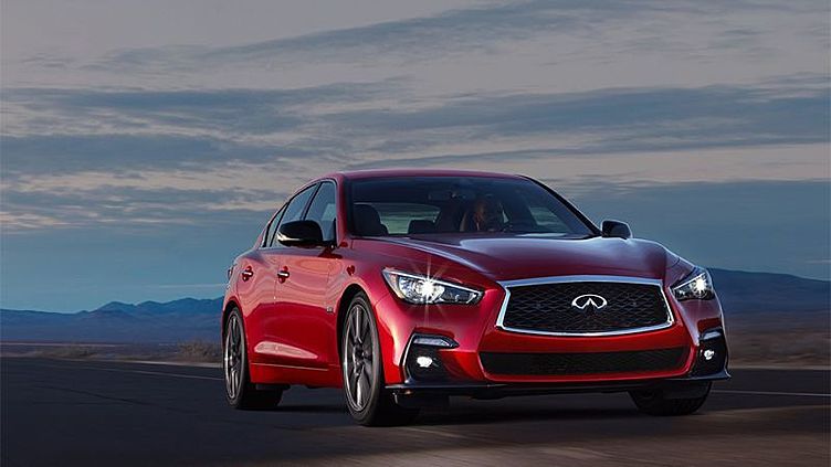 Седан Infiniti Q50 приблизили к беспилотникам