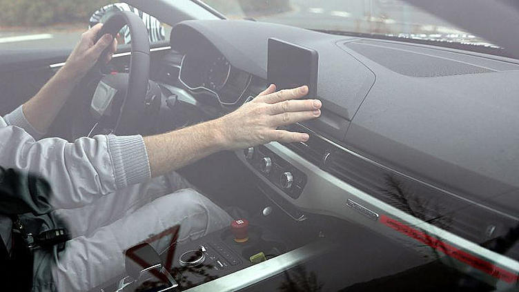 Шпионы впервые сфотографировали салон нового купе Audi A5 Шпионы впервые сфотографировали салон нового купе Audi A5