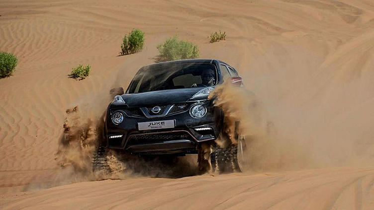 Nissan отправил гусеничный Juke Nismo RS в пустыню Nissan отправил гусеничный Juke Nismo RS в пустыню