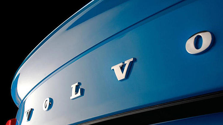 Автомобили Volvo научились искать место на парковке