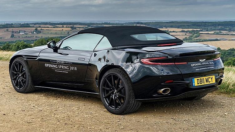 Появились первые фотографии Aston Martin DB11 с мягкой крышей