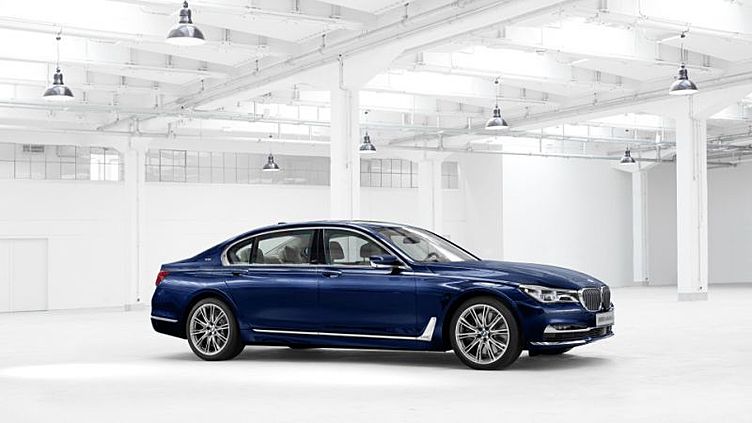 Стала известна российская цена «столетней» BMW 7-Series