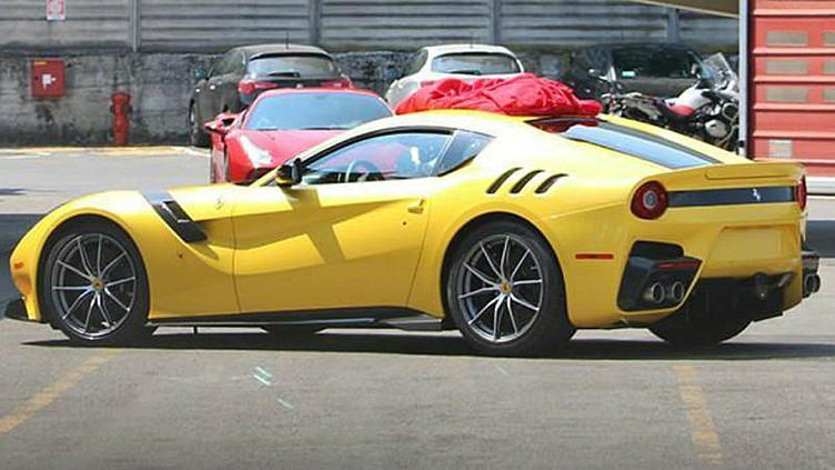 Заряженный Ferrari F12berlinetta сфотографировали без камуфляжа Заряженный Ferrari F12berlinetta сфотографировали без камуфляжа