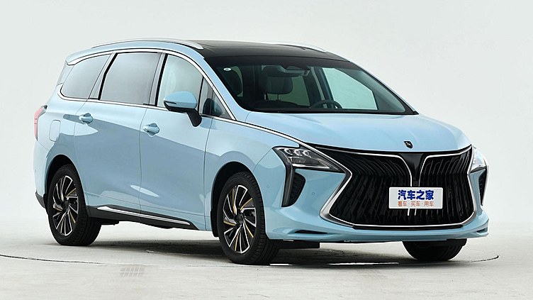 Китайцы начали продажи минивэна в семь раз дешевле Toyota Alphard