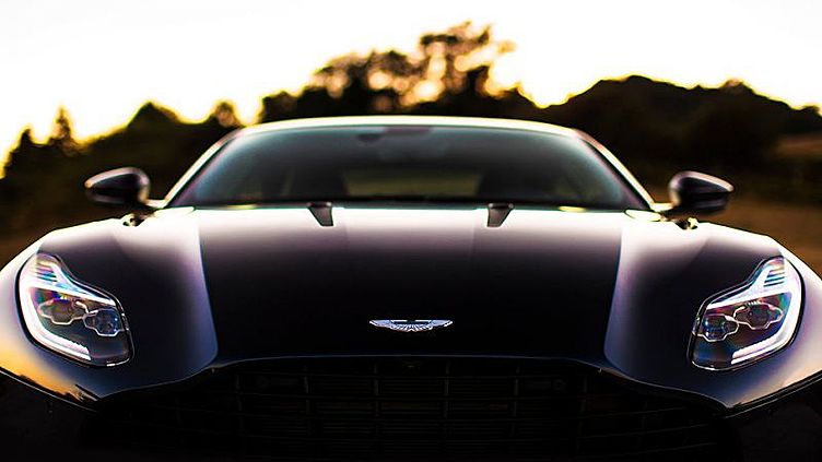 Aston Martin придумал новый логотип Aston Martin придумал новый логотип