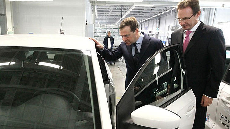 Медведев оценил процесс производства машин VW в Калуге