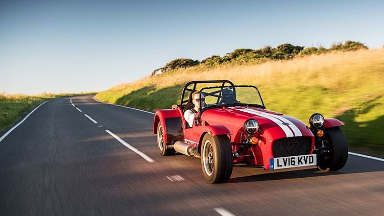 Спорткар Caterham впервые получил светодиодные фары