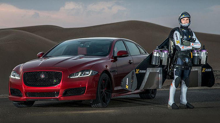 Jaguar устроил гонку 550-сильного седана и «реактивного человека» Jaguar устроил гонку 550-сильного седана и «реактивного человека»