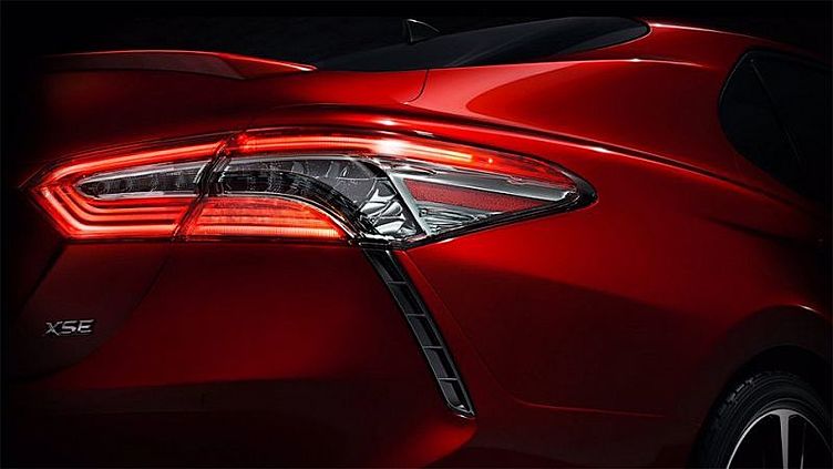 Появилась первая фотография нового седана Toyota Camry Появилась первая фотография нового седана Toyota Camry