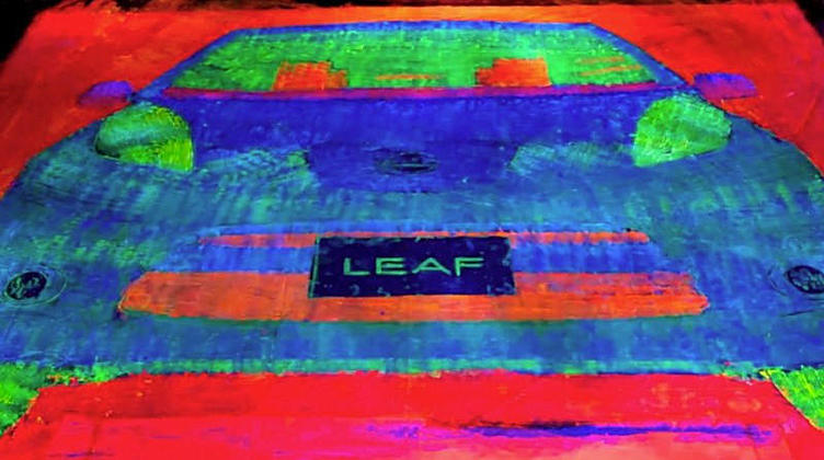 Электрокар Nissan Leaf нарисовал собственный портрет Электрокар Nissan Leaf нарисовал собственный портрет