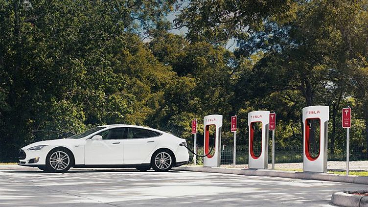 Покупателей Tesla оставят без бесплатных электрозаправок Покупателей Tesla оставят без бесплатных электрозаправок