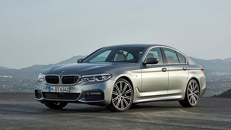Новая «пятерка» BMW оказалась дешевле «Е-Класса» Новая «пятерка» BMW оказалась дешевле «Е-Класса»